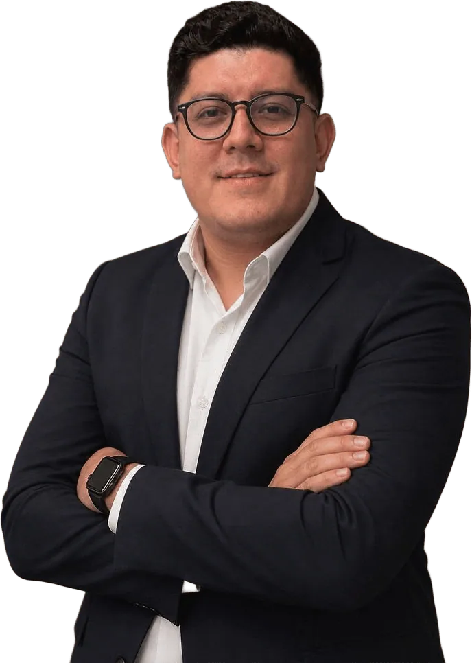 Carlos Rocha, de saco oscuro y camisa blanca, con los brazos cruzados